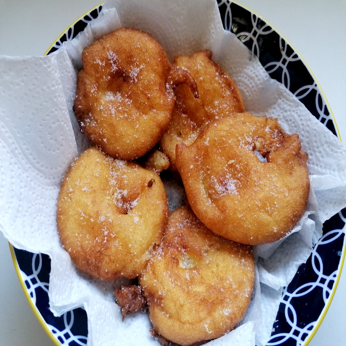 Beignets aux pommes moelleux avec Blancs d'Œufs en Neige