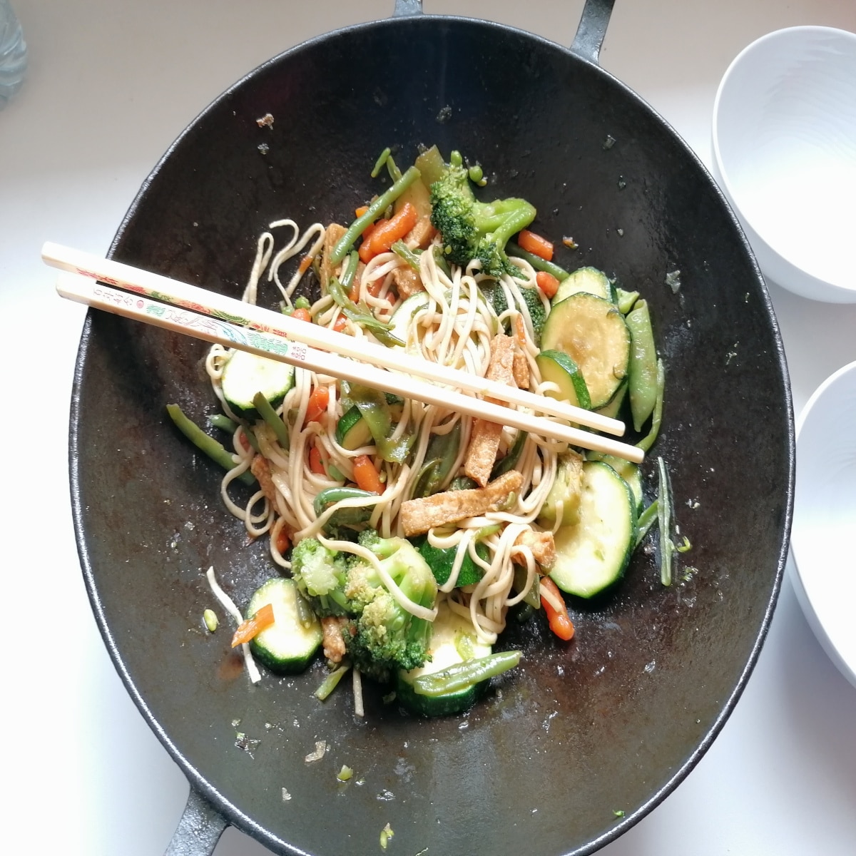 Nouilles chinoises aux légumes, tofu et sauce soja