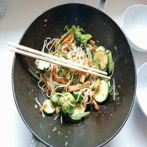 Nouilles chinoises aux légumes, tofu et sauce soja