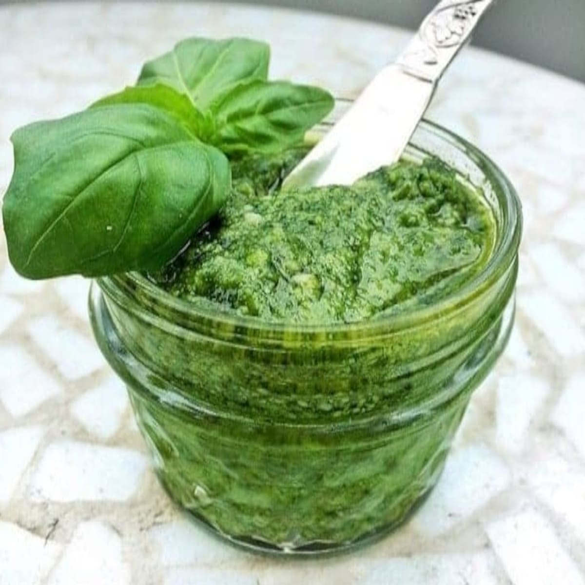 Pesto maison : recette de base et 3 variantes aux herbes