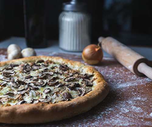 Pizza Blanche au Fromage de Chèvre, Thon et Champignons Roses