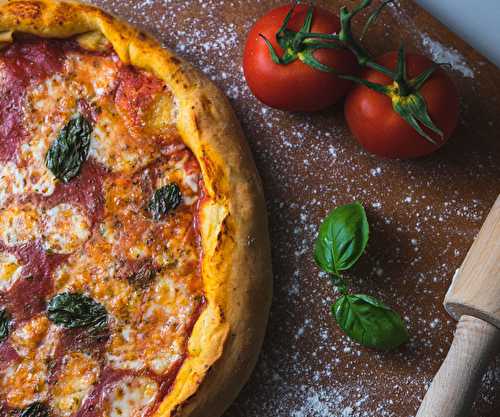 Pizza Tomate, Mozzarella et Basilic