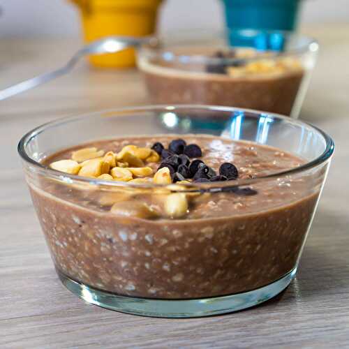 Overnight porridge au beurre de cacahuètes et chocolat - Snickers bowl