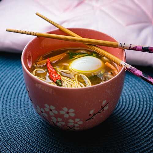 Soupe de nouilles chinoises aux légumes croquants