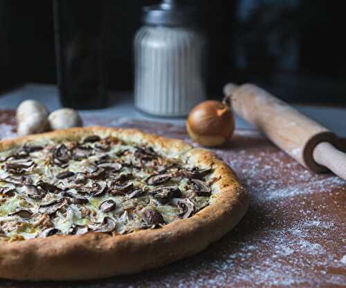 Pizza blanche au fromage de chèvre, thon et champignons