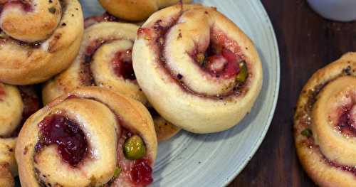 Brioches roulées à la confiture de fraise