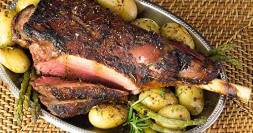 Gigot d’agneau caramélisé à la tomate et aromates