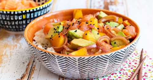 Poke bowl saumon avocat et pêche