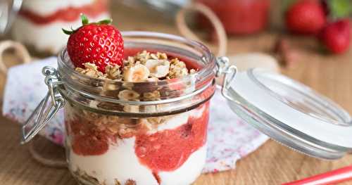 Yaourt au coulis de fraises et granola