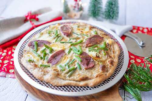 Pizza de fêtes au magret, sauce miel et moutarde