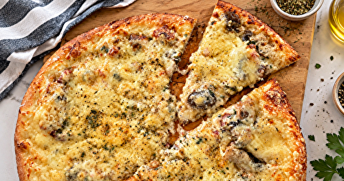 Pizza aux lardons, comté, champignons, crème fraîche