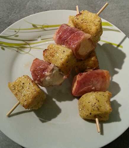 Brochettes de saumon et lotte, au jambon et à la polenta