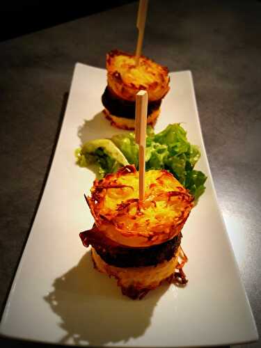 Burger de pommes de terre, steak de champignons et bacon