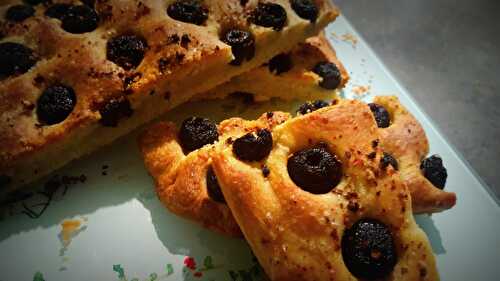 Focaccia aux olives noires et baies roses