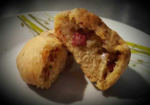 Petits pains garnis à la tomme de Savoie, tomates séchées et viande de boeuf séchée