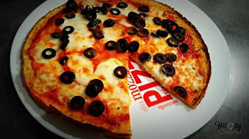 Pizza de chou-fleur, à la mozzarella et olives noires