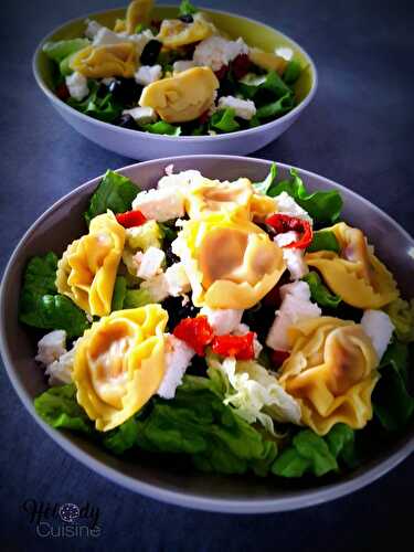 Salade froide de tortellinis, tomates séchées, feta et olives noires