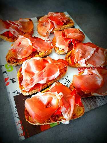 Tartine de pesto rosso, tomates cerises et jambon cru