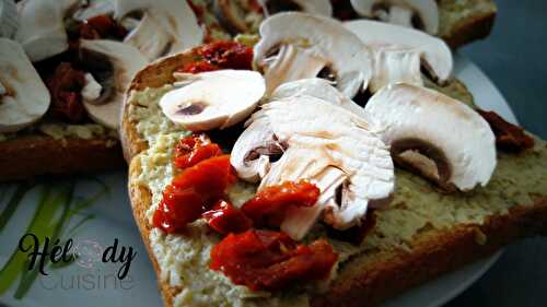 Tartine ou bruschetta végétarienne (artichauts, champignons, tomates séchées)