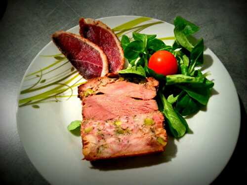 Terrine de magret de canard aux pistaches et aux noisettes