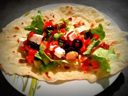 Wrap à la grecque (concombre, tomate, feta, olive)