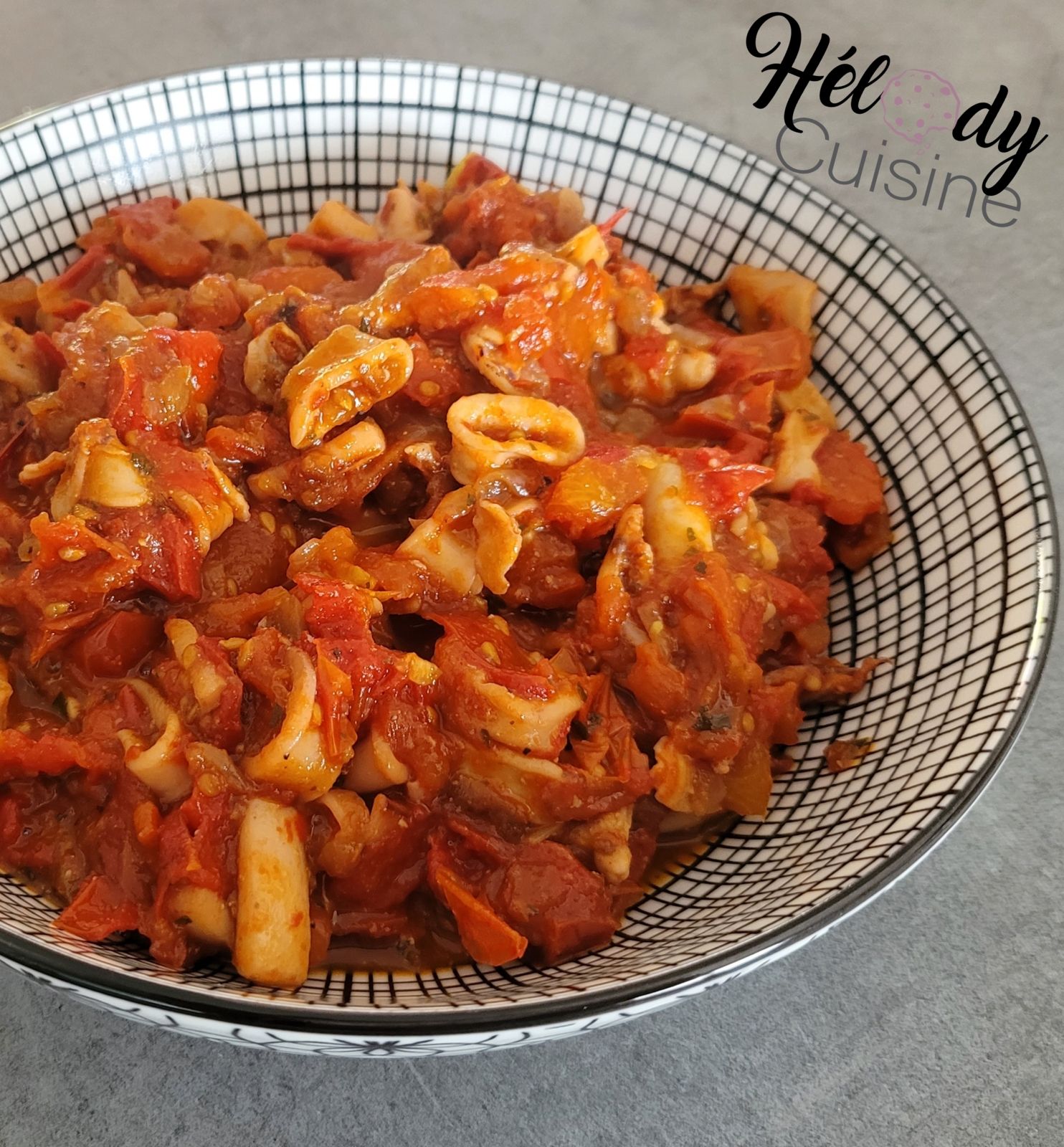 Poêlée d'encornets aux tomates et poivron confit