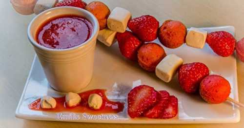 Brochettes de cake pops à la framboise en dégradés de roses, accompagnées de fraises, de guimauves et de coulis à la fraise