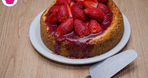 Cheesecake cuit aux fraises avec son coulis de fraises