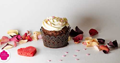 Cupcakes au chocolat avec un cœur rouge caché à l’intérieur