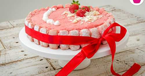 Entremets au chocolat blanc, fraises et biscuits roses avec insert de fraises et insert croquant au chocolat blanc