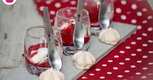 Eton mess aux framboises: verrines de framboises, coulis de framboises, meringues et chantilly