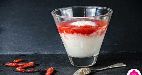 Faisselle maison sans fromagère avec son coulis de fraises