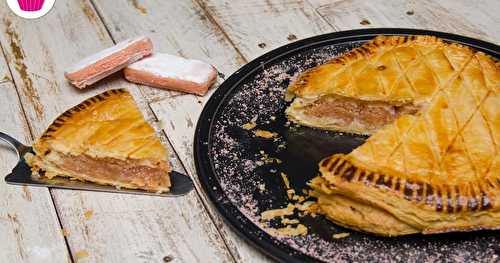 Galette frangipane et poudre de biscuits roses