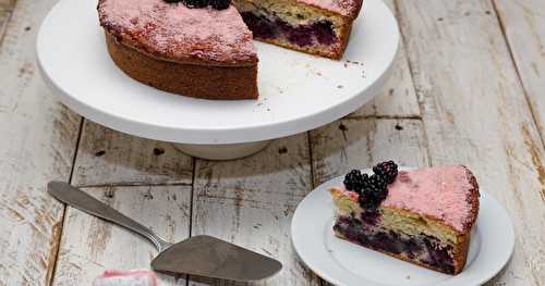 Gâteau aux mûres et poudre de biscuits roses de Reims