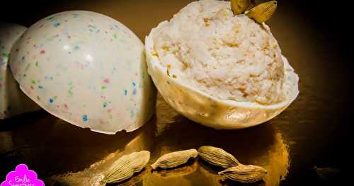 Kulfi (glace indienne à la pistache et cardamome) sur son support de chocolat blanc