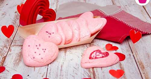 Meringues en forme de cœur et à la poudre de biscuits roses pour la Saint Valentin