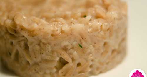 Pâtes aux algues avec du poisson blanc en sauce