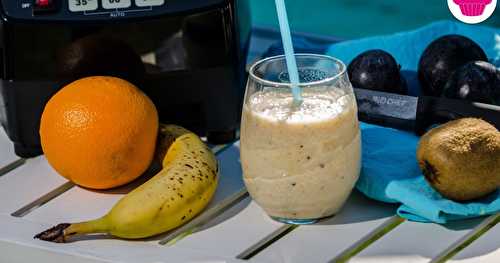 Smoothie à la banane, orange, kiwi et prunes