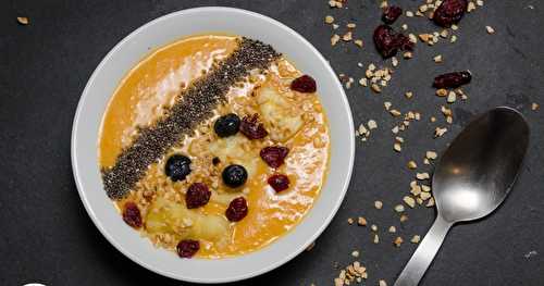 Smoothie bowl à la mangue, banane, ananas, graines de chia, noisettes, myrtilles et cranberries - un petit-déjeuner vitaminé + principe smoothie bowl