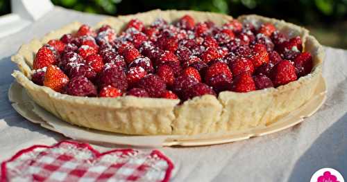 Tarte aux petites fraises entières et aux framboises