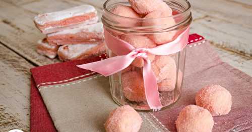 Truffes au chocolat blanc et poudre de biscuits roses