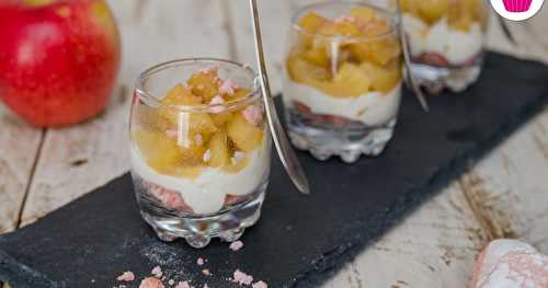 Verrines de biscuits roses, petits suisses et compote de pomme banane