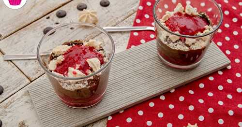 Verrines de mousse au chocolat, aux framboises, coulis de framboises et meringues