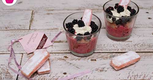 Verrines de mousse de mûres, chantilly et biscuits roses de Reims