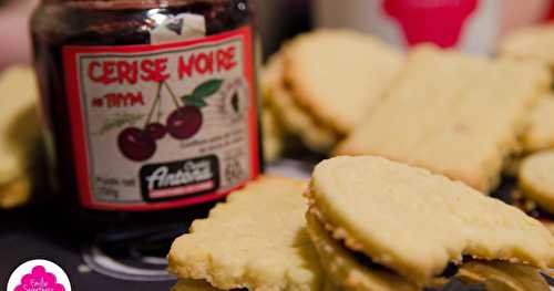 Biscuits à la noix de coco et à la confiture de cerise noir et thym