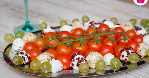 Brochettes de chèvre frais,ciboulette, noix ou cranberry,s accompagnées de tomates cerises, raisin