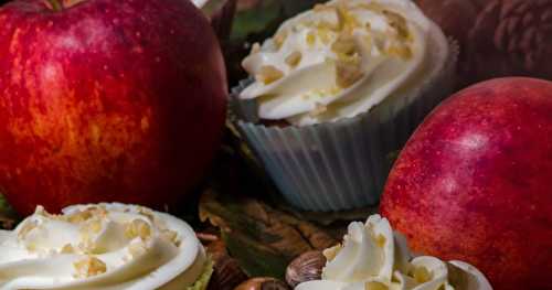 Cupcakes aux pommes caramélisées avec son glaçage à la vanille et aux noisettes