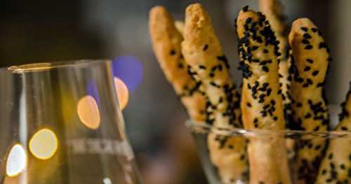 Gressins au Nigelle accompagnés d'une sauce maison