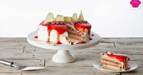 Layer cake à la confiture de fraises, mousse de framboises, chantilly mascarpone et glaçage rouge