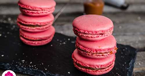 Macarons au caramel au beurre salé et biscuits roses